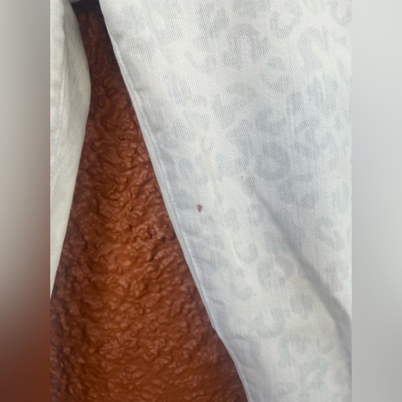 True Religion Liv Relaxed Boyfriend White Cheetah Print Jeans Zip Size 26 FLAWED - Picture 3 of 10